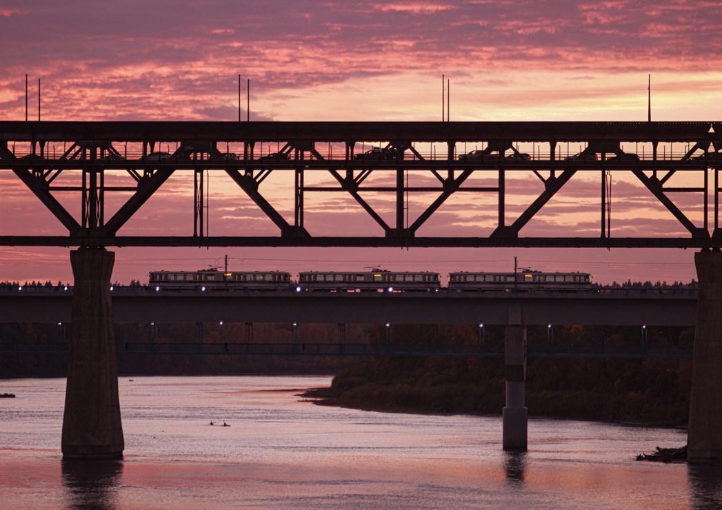 Light Rail Transport Sunset ETS ©Telles Daniel