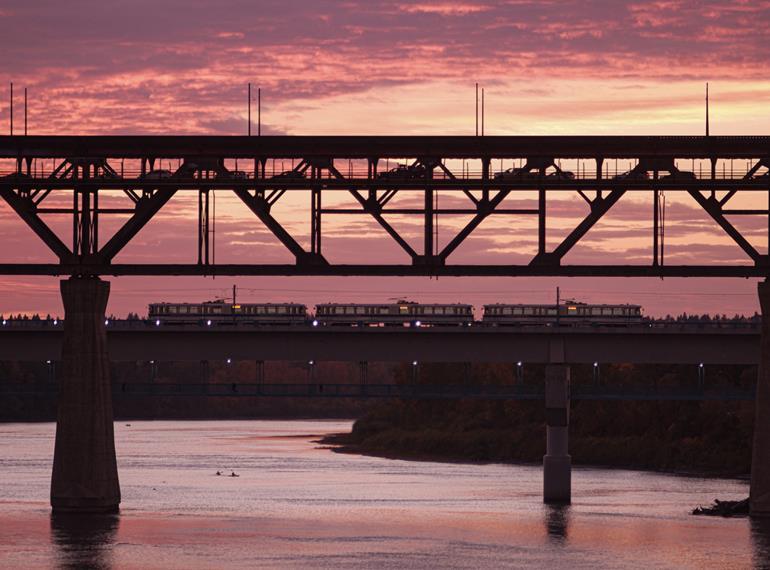 Light Rail Transport Sunset ETS ©Telles Daniel