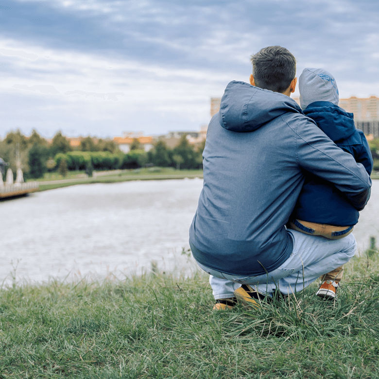 Thumbnail ©Adobstock Ксения Маслова Father And Son Look At The Lake