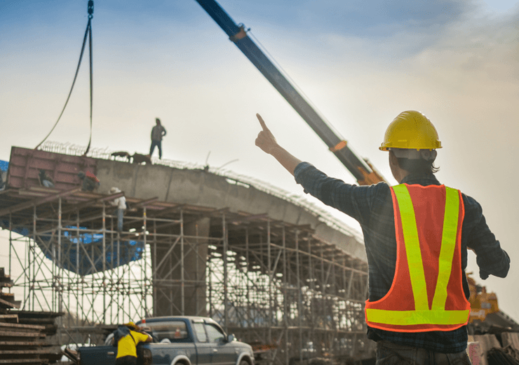 ©Adobstock Suriyo Foreman Holding Tablet Use Technology Inspection Control Construction Architecture Site