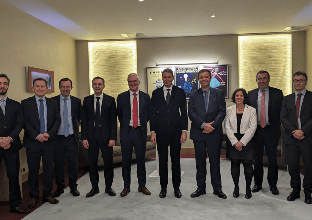 Valentin Dhote, Directeur de project de Setec; Benjamin Torchio, Directeur général de Setec; Gabriel Oblin, Directeur de projet chez EDF ; François Martin, Directeur nucléaire d’Egis; Michel Kahan, CEO de Setec; Laurent Germain, Directeur général d’Egis; Luc Rémont, Président-Directeur général EDF ; Daniela Masini, Directeur de projet, Egis; Xavier Ursat, Directeur exécutif en charge de la Direction Ingénierie et Projets Nouveau Nucléaire; Pierre Alain Nazé, CEO de GDS