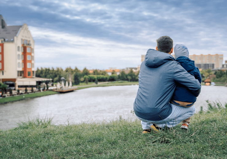 ©Adobstock Ксения Маслова Father And Son Look At The Lake