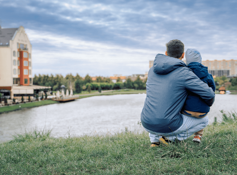 ©Adobstock Ксения Маслова Father And Son Look At The Lake